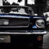 Ford Mustang 1966 frontal en azul sobre fondo blanco y negro – fotografía artística muscle car edición limitada 6 ejemplares