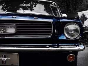 Cuadro Decorativo Ford Mustang Ford Mustang 1966 frontal en azul sobre fondo blanco y negro – fotografía artística muscle car edición limitada 6 ejemplares