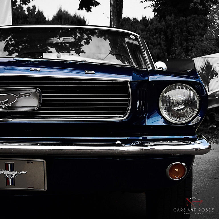 Ford Mustang 1966 frontal en azul sobre fondo blanco y negro – fotografía artística muscle car edición limitada 6 ejemplares