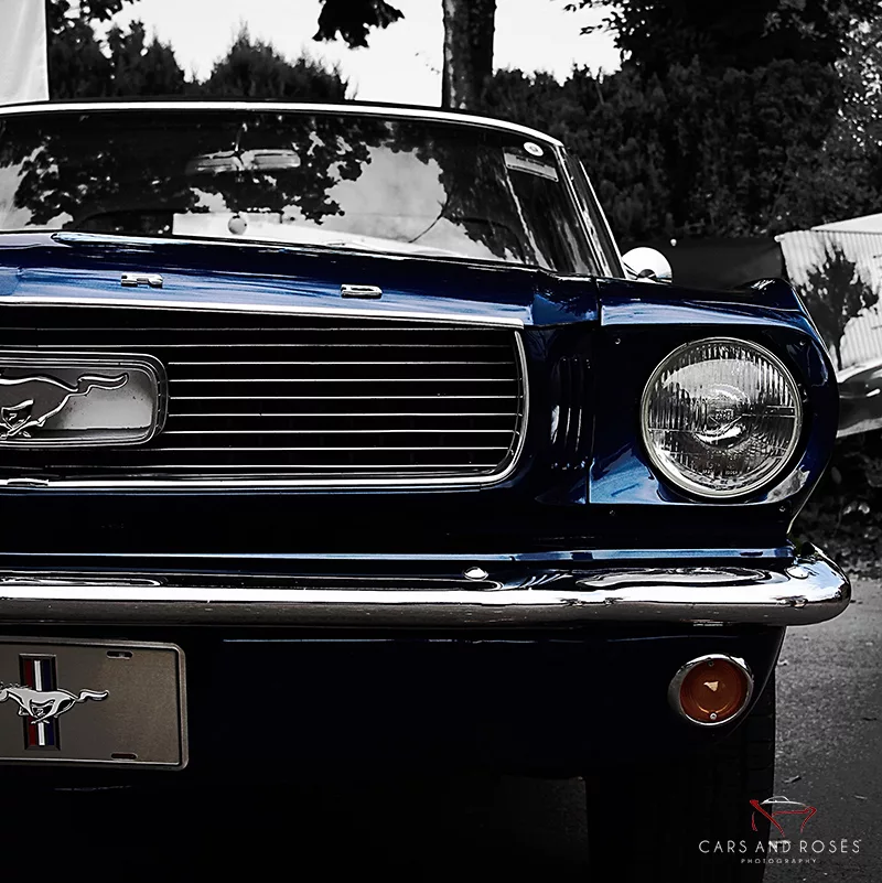 Ford Mustang 1966 frontal en azul sobre fondo blanco y negro – fotografía artística muscle car edición limitada 6 ejemplares