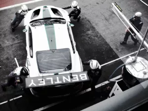 Bentley GT3 con equipo en pit lane vista aérea 24h de Spa-Francorchamps – fotografía artística edición 3 ejemplares