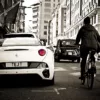 Gráfico de pared del coche – Ferrari California Londres Ferrari California en las calles de Londres con bicicleta y taxi inglés – fotografía artística efecto vintage edición limitada