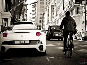 Gráfico de pared del coche – Ferrari California Londres Ferrari California en las calles de Londres con bicicleta y taxi inglés – fotografía artística efecto vintage edición limitada