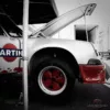 Pintura de coches antiguos – Porsche 911 Martini Porsche 911 Carrera RS con librea Martini colores sobre fondo blanco y negro – Spa Classic fotografía artística edición limitada