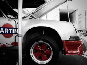 Porsche 911 Carrera RS con librea Martini colores sobre fondo blanco y negro – Spa Classic fotografía artística edición limitada