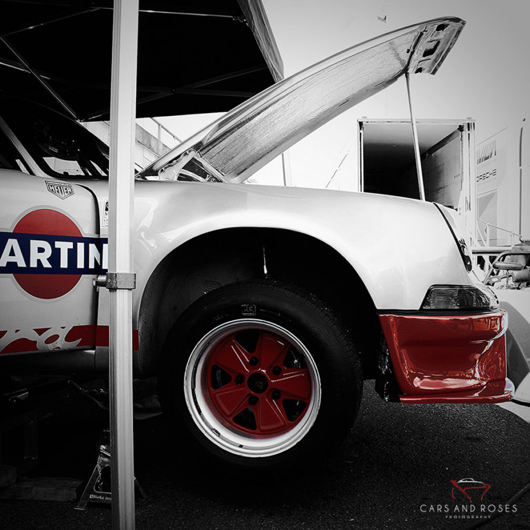 Porsche 911 Carrera RS con librea Martini colores sobre fondo blanco y negro – Spa Classic fotografía artística edición limitada