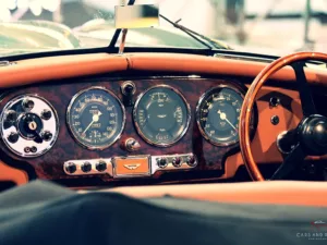 Tablero interior Aston Martin DB2 en color gran formato – fotografía artística clásico británico edición 8 ejemplares