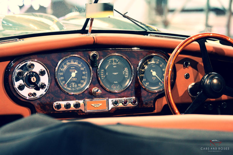 Tablero interior Aston Martin DB2 en color gran formato – fotografía artística clásico británico edición 8 ejemplares