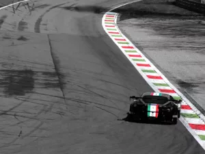 Ferrari 458 Italia GT3 con colores de la bandera italiana – fotografía artística color selectivo edición limitada