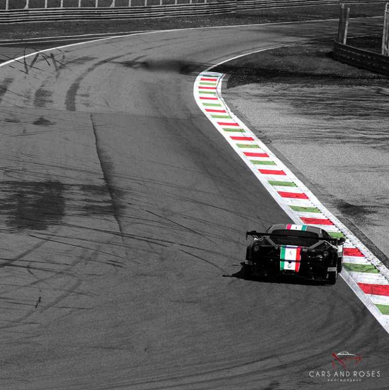 Ferrari 458 Italia GT3 con colores de la bandera italiana – fotografía artística color selectivo edición limitada