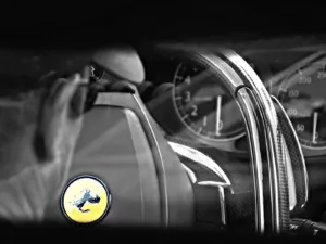Volante Ferrari en blanco y negro con logo del Cavallino Rampante en color – fotografía artística edición limitada 20 ejemplares