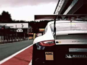 Foto Porsche 997 GT3 COPA Porsche 997 GT3 Cup en boxes de Spa-Francorchamps – fotografía artística edición limitada formato cuadrado