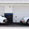 Foto Plexi Porsche 911 Cuadro en metacrilato Porsche 911 vista delantera y trasera simultánea con número 911 marcado entre puertas de garaje, fotografía artística conceptual del icónico deportivo alemán edición limitada