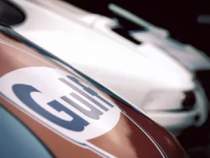 Foto Porsche 911 Classic Gulf Porsche 901 con librea Gulf azul y naranja trasera en fila de clásicos – fotografía artística 8 ejemplares