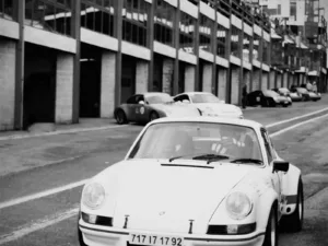 Fotografía en blanco y negro Porsche 911 Carrera en boxes de Spa-Francorchamps – edición limitada