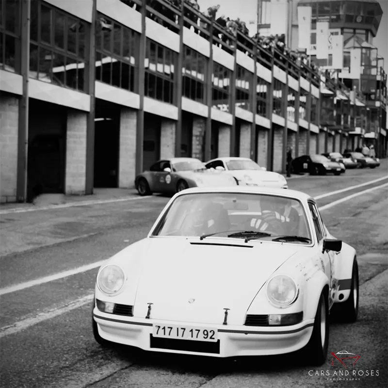 Fotografía en blanco y negro Porsche 911 Carrera en boxes de Spa-Francorchamps – edición limitada