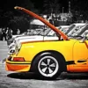 Foto Porsche 911 Carrera RS 2.7 Porsche 911 Carrera RS 2.7 capó abierto en color sobre fondo blanco y negro – fotografía edición limitada formato cuadrado
