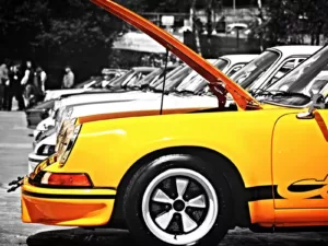 Porsche 911 Carrera RS 2.7 capó abierto en color sobre fondo blanco y negro – fotografía edición limitada formato cuadrado