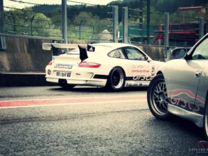 Dúo Porsche GT3 Club Sport y Copa en pit lane – fotografía artística edición limitada 15 ejemplares