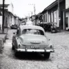 Pintura de automóviles – Las calles de Cuba Fotografía blanco y negro coche oxidado desvencijado calles de Cuba – estilo vintage retro edición limitada