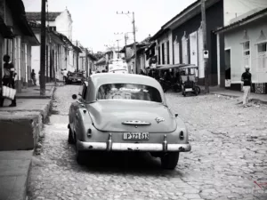 Fotografía blanco y negro coche oxidado desvencijado calles de Cuba – estilo vintage retro edición limitada