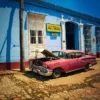Pintura de coches de Cuba Coche clásico americano rojo capó abierto aparcado calles de La Habana Cuba – fotografía artística vintage edición limitada