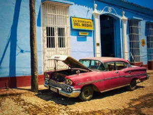 Pintura de coches de Cuba Coche clásico americano rojo capó abierto aparcado calles de La Habana Cuba – fotografía artística vintage edición limitada