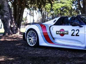 Fotografía artística del Porsche 918 Spyder hypercar híbrido, superdeportivo de 887 CV de la Santísima Trinidad del automovilismo junto al McLaren P1 y Ferrari LaFerrari, decoración mural edición limitada