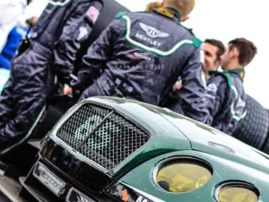 Equipo Bentley últimas instrucciones antes salida 24 Horas Nürburgring – fotografía lifestyle competición edición limitada