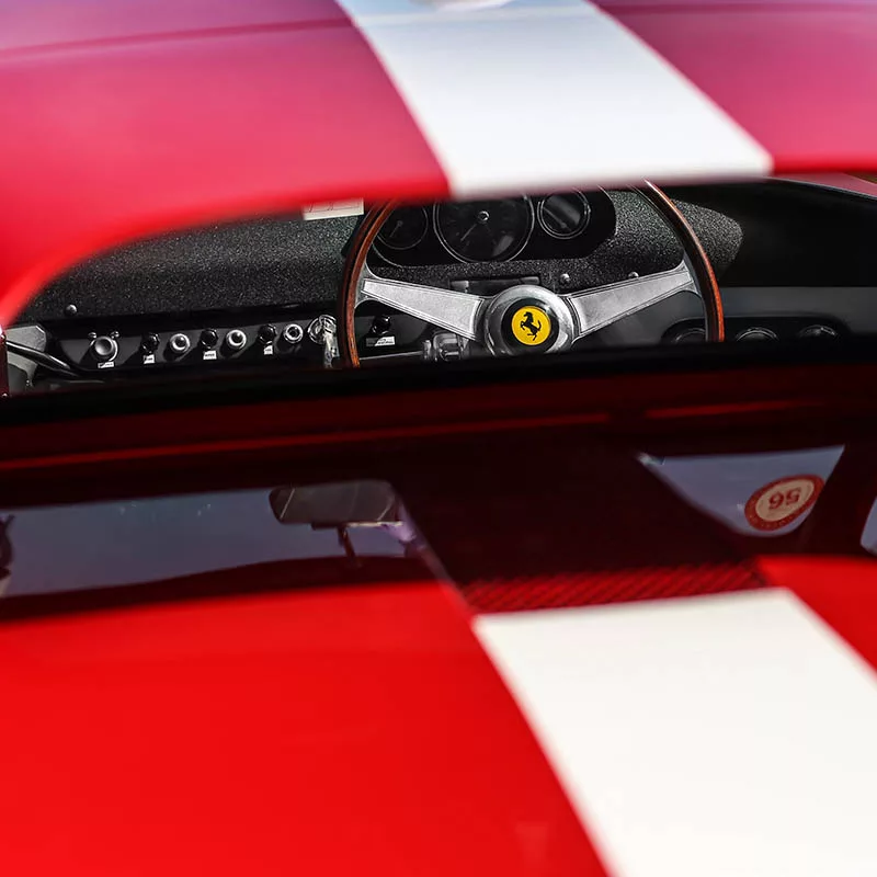 Ferrari 246 Dino rojo interior tablero a través de ventana trasera – Concours d'Élégance Pebble Beach fotografía artística