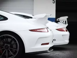 Impresion en Acrilico Coche deportivo Impresión acrílica dos Porsche GT, 991 GT3 trasero en primer plano y Porsche 997 RS al fondo, dueto de generaciones del GT de Stuttgart, fotografía artística deportiva edición limitada plexiglás