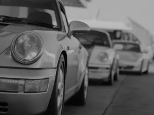 Pintura Porsche 911 Fotografía en blanco y negro de una fila de Porsche 911 clásicos antiguos alineados, composición artística monocroma de varios 911 vintage, arte de pared automovilístico de colección edición limitada