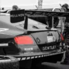 Bentley Continental GT3 en la parrilla de salida 24 Horas Nürburgring – fotografía blanco y negro faros rojos edición limitada
