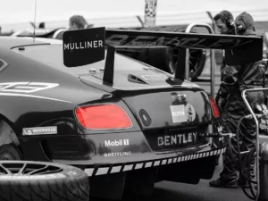 Bentley Continental GT3 en la parrilla de salida 24 Horas Nürburgring – fotografía blanco y negro faros rojos edición limitada