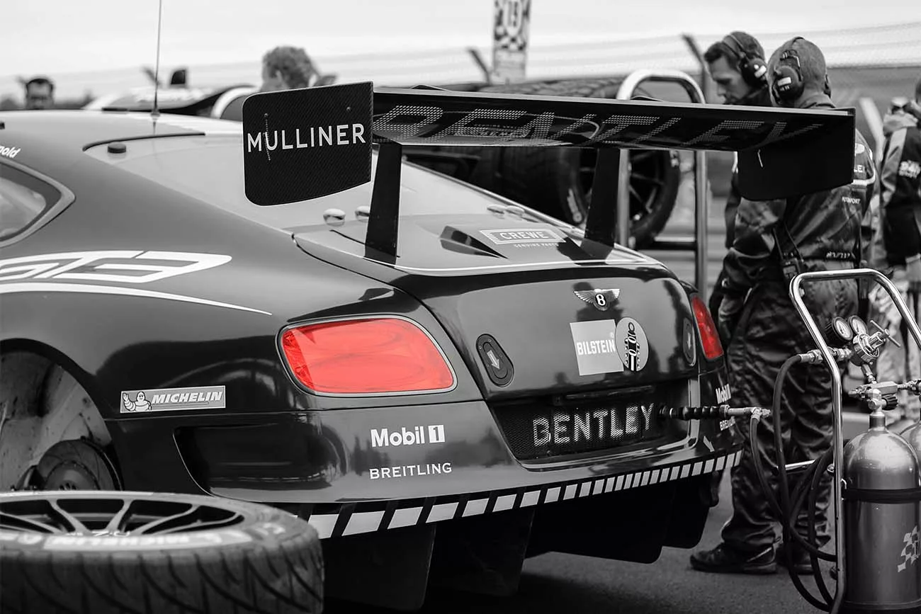 Bentley Continental GT3 en la parrilla de salida 24 Horas Nürburgring – fotografía blanco y negro faros rojos edición limitada