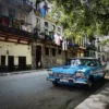 Fotografía artística coche clásico americano en las calles de La Habana Cuba – colores vibrantes vintage edición limitada