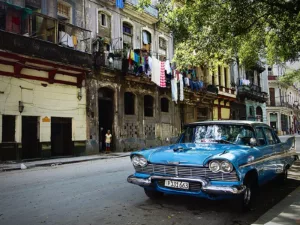 Tableau-de-voiture-rue-cuba Fotografía artística coche clásico americano en las calles de La Habana Cuba – colores vibrantes vintage edición limitada