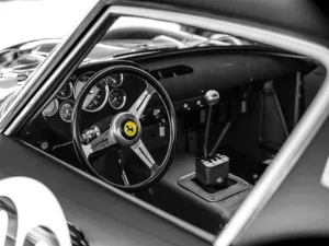 Interior Ferrari clásico preparado para carreras en blanco y negro con logo Cavallino en amarillo – fotografía artística edición limitada