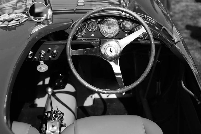 Tablero de instrumentos Ferrari clásico fotografiado en Pebble Beach – fotografía artística lienzo edición limitada