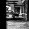 Lienzo de pared Ferrari Ferrari puerta abierta frente al hotel de Pebble Beach en blanco y negro – fotografía artística vintage edición limitada