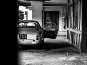 Lienzo de pared Ferrari Ferrari puerta abierta frente al hotel de Pebble Beach en blanco y negro – fotografía artística vintage edición limitada