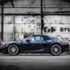 Lona del coche de carreras Porsche Lienzo Porsche coche de carreras fotografiado en almacén industrial antiguo, ambiente moody industrial con iluminación dramática, arte de pared automovilístico de competición edición limitada Cars and Roses