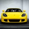 Cuadro Porsche Carrera GT supercar V10 con técnica de color selectivo, carrocería en color resaltada sobre fondo blanco y negro, fotografía artística del hypercar legendario de 612 CV edición limitada