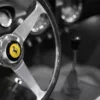 Volante Ferrari 250 GT en blanco y negro con logo Cavallino Rampante en color – fotografía artística clásico edición limitada