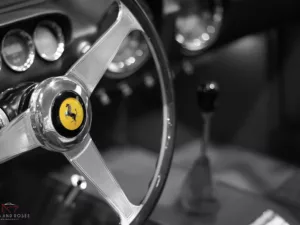 Volante Ferrari 250 GT en blanco y negro con logo Cavallino Rampante en color – fotografía artística clásico edición limitada