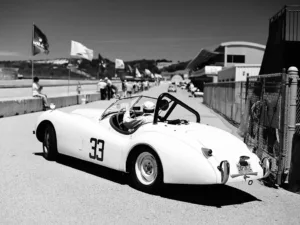 Jaguar XK 140 piloto listo para salir a la pista Monterey Classic Laguna Seca California – fotografía automovilismo histórico edición limitada
