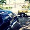 Mesa Deco Cuba – Estilo de vida Fotografía vida cotidiana calles de Cuba frente embajada belga coche azul clásico americano – edición limitada