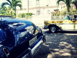 Fotografía vida cotidiana calles de Cuba frente embajada belga coche azul clásico americano – edición limitada