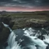 FOTOGRAFÍA “CASCADA DESCONOCIDA”, ISLANDIA Cascada desconocida Islandia vegetación verde vibrante agua cristalina – fotografía naturaleza paisaje edición limitada
