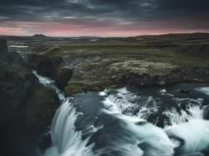 Cascada desconocida Islandia vegetación verde vibrante agua cristalina – fotografía naturaleza paisaje edición limitada